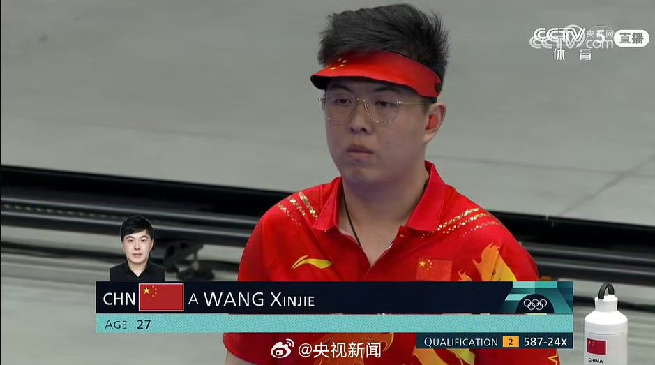 中国射击名将夺得金牌，雄赳赳气昂昂